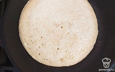 На разогретую, смазанную каплей растительного масла, сковороду вылить получившуюся смесь. Жарить под крышкой по 4 минуты с каждой стороны. 