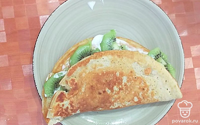 Готовый овсяноблин с киви подавать к завтраку с чаем. 