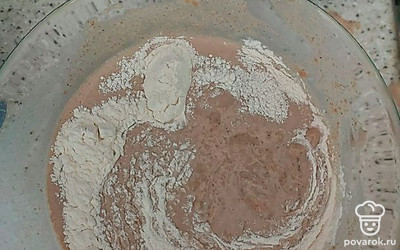 Взбить яйца, добавить соль. Постепенно ввести рисовую и льняную муку, постоянно помешивая.
