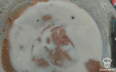 Долить молоко и теплую воду.