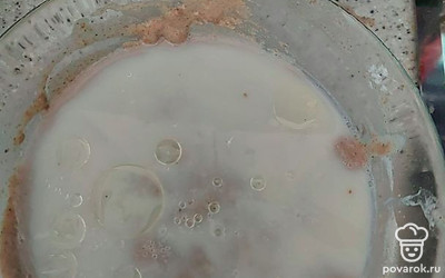 Добавить оливковое масло. Хорошо перемешать тесто до однородной консистенции.