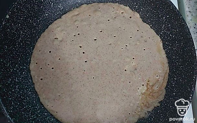 Выпекать блины на сковороде, на медленном огне.