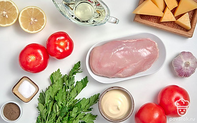 Подготовьте продукты для фаршированной закуски. Куриное филе нарежьте средними кубиками. Сыр натрите на мелкой терке. Чеснок измельчите. Зелень петрушки мелко порубите. Подготовьте лимонный сок.