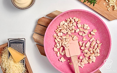 Приготовьте начинку. Куриное филе обжарьте в масле до золотистого цвета. Посолите. Готовое мясо мелко покрошите и смешайте с чесноком, сыром, майонезом и петрушкой. Поперчите начинку, влейте сок лимона.