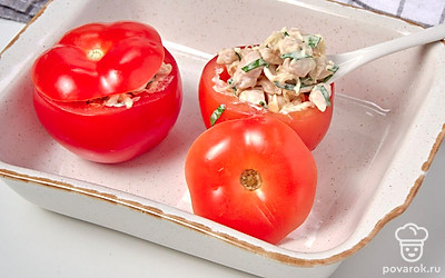 Нафаршируйте помидоры. В бочонки выложите начинку с небольшой горкой. Прикройте крышечками. Выложите на противень. Запекайте при 160 градусах 7-10 минут.