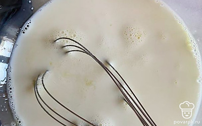 Взбиваем венчиком яйцо с молоком.