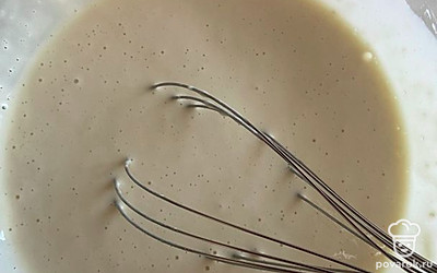 Натираем на мелкой терке сыр и добавляем муку, соль. Перемешиваем.