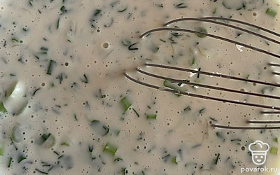 Зелень нарезаем, добавляем к смеси. 