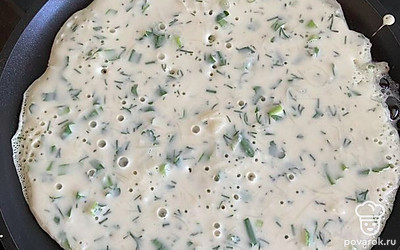 Выпекаем с каждой стороны по 2 минуты на уже хорошо разогретой сковороде, смазанной маслом. Блины по готовности также смазываем маслом.