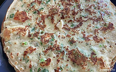 Лучше всего после каждого выпекания блин смазывать маслом.