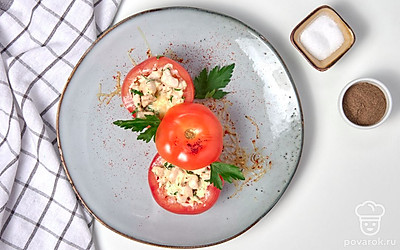 Фаршированные петрушкой помидоры остудите и подавайте к столу.