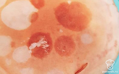 Жарим блины по любимому рецепту.