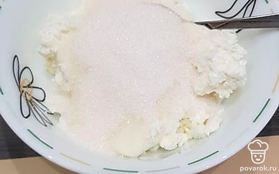 Делаем начинку: в творог добавляем сметану и сахар, перемешиваем. 