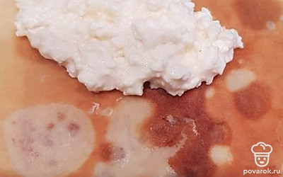 Выкладываем начинку и формируем конверт.