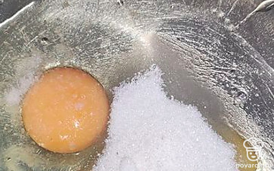 Разбейте 2 яйца в кастрюлю, добавьте сахар и тщательно перемещайте миксером.