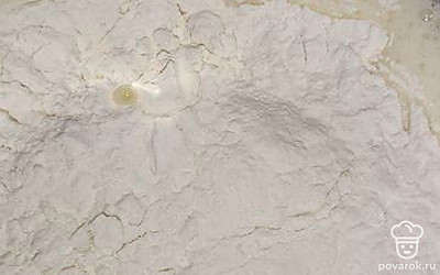 Добавьте молоко, масло и муку. Тщательно перемешайте. 