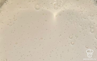 Добавьте стакан кипятка, перемешайте и оставьте постоять тесто 10-15 минут.