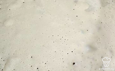 На разогретую сковороду наливайте тесто и жарьте блины с каждой стороны по 1 минуте. Готовьте до тех пор, пока не закончится тесто.