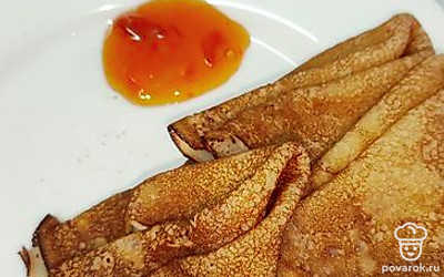 Подавайте блины в качестве десерта, с джемом и чашкой ароматного чая.