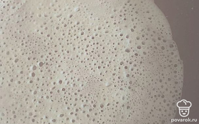 Хорошо разогреть сковороду и смазать ее маслом. Влить тесто.