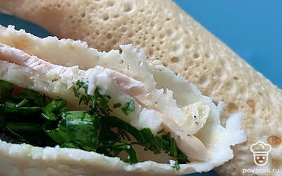 Рисовые блинчики отлично сочетаются как со сладкой, так и с соленой начинкой.