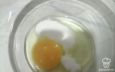 Разбиваем яйца. Добавляем 2 столовые ложки сахара и 1 чайную ложку соли. 
