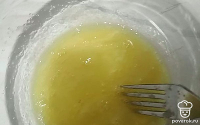 Взбиваем венчиком, вилкой, лопаткой — как кому удобно.