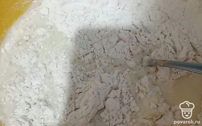 Через сито просеиваем и добавляем муку, 3 стакана. 