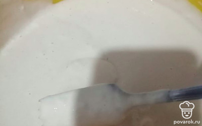 Перемешиваем густое тесто — тогда не будет комочков. 