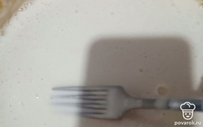 Смешиваем. Тесто получается жидкое: сквозь вилку пропускается.