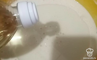 Доливаем подсолнечное масло прямо в тесто. 