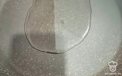 Раскаляем подсолнечное масло на сковородке и потом его добавляем в тесто. 