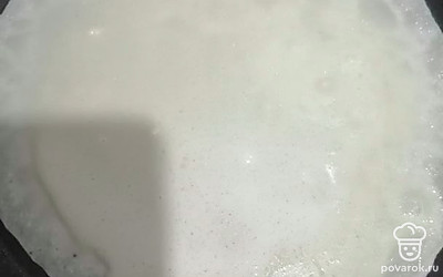 Выливаем на разогретую сковородку блин и обжариваем с двух сторон. 