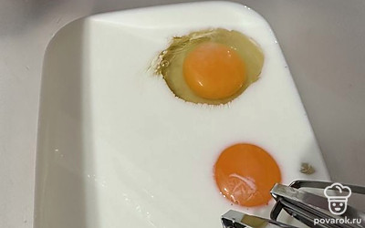 Яйца и молоко добавить в чашу.