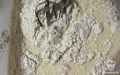 Ввести муку, растительное масло. Перемешать.