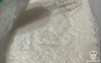 В глубокую чашу добавляем все ингредиенты. Хорошо перемешиваем.