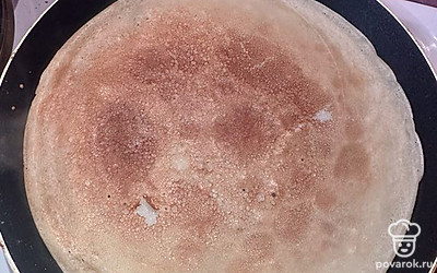 Выпекаем блины с двух сторон, до готовности.