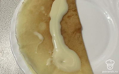 Готовый блинчик поливаем сгущенным молоком.