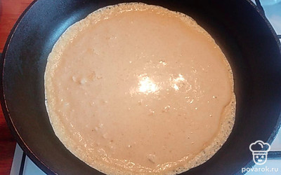 Жарить на хорошо разогретой сковороде, по 3 минуты с каждой стороны. 