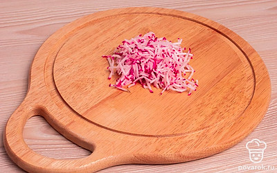 На разделочной доске мелко нарежьте редис и огурец. Измельчите зелень.