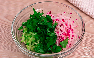 Возьмите глубокую посуду. Смешайте в ней нарезанные овощи и зелень.