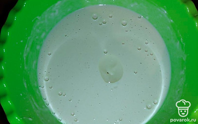 Долить воду и растительное масло.