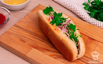 Украсьте хот-дог сверху листьями петрушки. Готово!