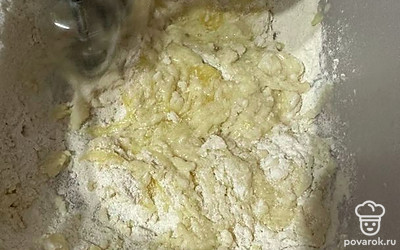 Яйца смешиваем с сахаром и с мукой.