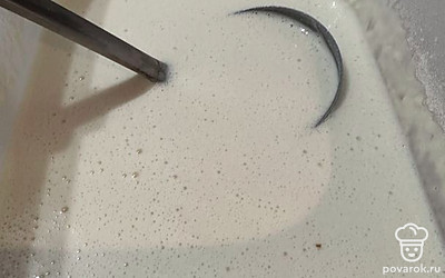 Добавляем молоко и растительное масло. Все хорошо перемешиваем. Выпекаем блины.