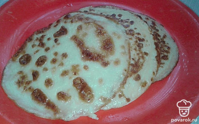 Подаем порционно. Смазываем сливочным маслом. 