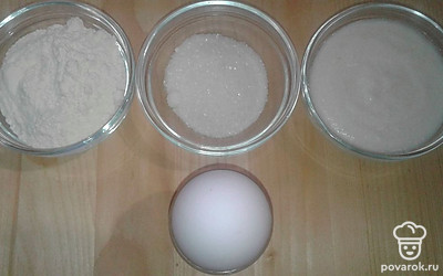 Подготовьте инредиенты: готовая манная каша, мука, сахар, яйца. 