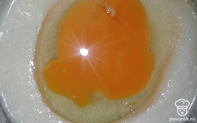 Соединяем манную кашу и яйцо.