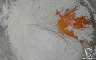 Далее добавляем муку и сахар. 