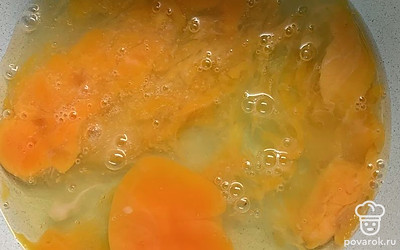 Яйца смешиваем с солью.